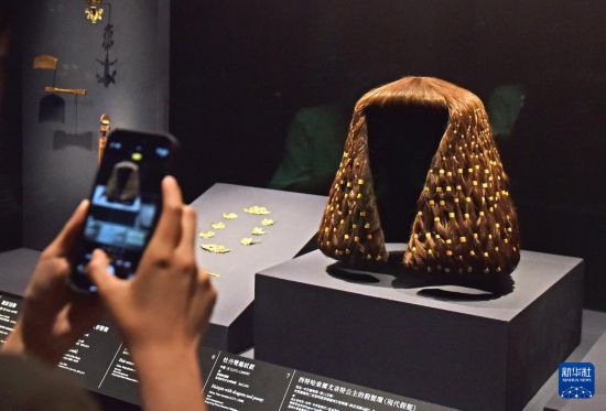 4月14日，媒体记者在拍摄一款假发环。新华社记者 陈铎 摄