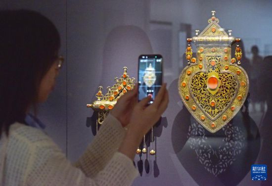 4月14日，媒体记者在拍摄展品。新华社记者 陈铎 摄