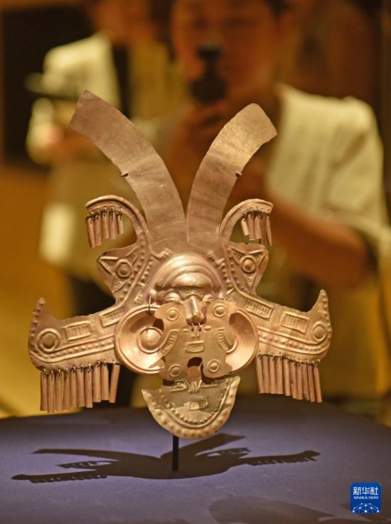 4月14日，媒体记者在拍摄哥伦比亚头饰。新华社记者 陈铎 摄