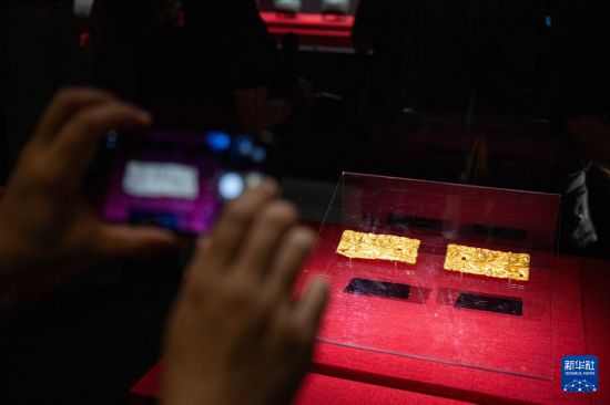 4月17日，参观者在汉代文物精品展上参观。新华社发（张金加 摄）