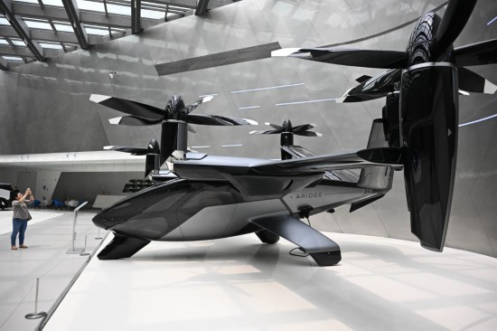 3月24日，在广州天河区的小鹏科技园，参观者拍摄全倾转混电飞行汽车。新华社记者 邓华 摄