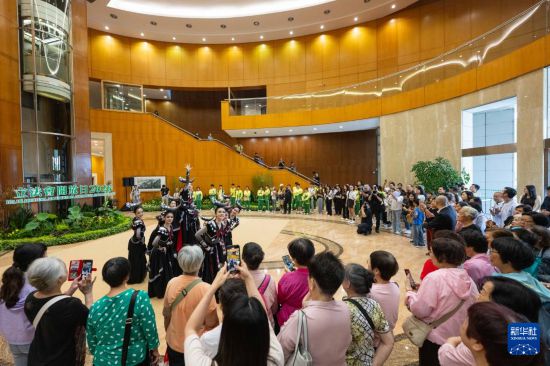 5月17日，澳门学生在立法会大堂表演舞蹈。新华社发（张金加摄）