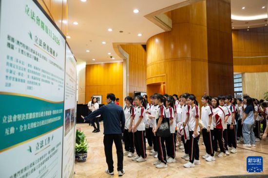 5月17日，澳门学生观看宣传展板。新华社发（张金加摄）