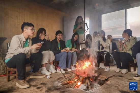 香港理工大学学生在麻栗坡县石家湾村调研（5月12日摄）。新华社发