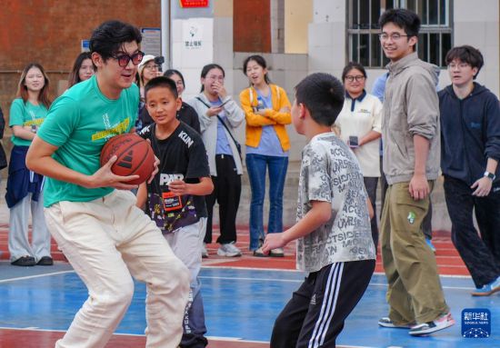 香港理工大学学生与麻栗坡县大坪小学学生开展课间互动游戏（5月12日摄）。新华社发