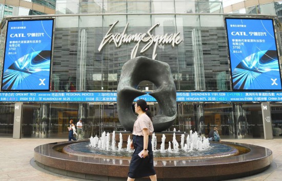 这是2025年5月20日在香港交易所外拍摄的宁德时代上市海报。新华社记者 陈铎 摄