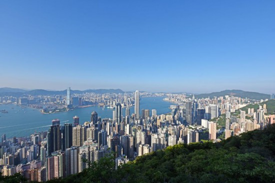 5月拍摄的香港维多利亚港两岸风光。新华社记者 陈铎 摄