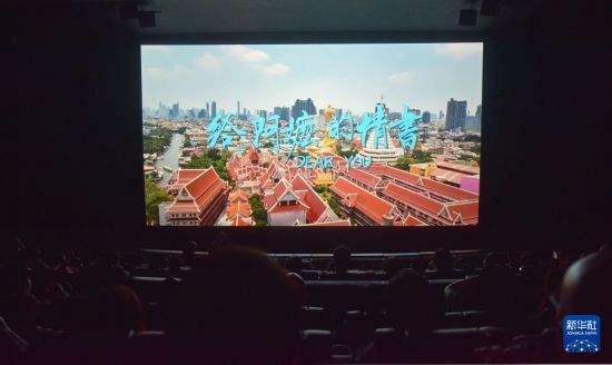 　　6月18日，观众在香港铜锣湾影艺戏院观看影片《给阿嬷的情书》。新华社记者 陈铎 摄