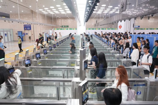　　2026年4月24日，旅客从横琴口岸有序通关。新华社发