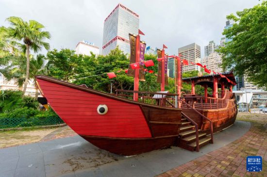 　　这是6月19日拍摄的香港中山公园海滨长廊旁的红头船。新华社记者 朱炜 摄