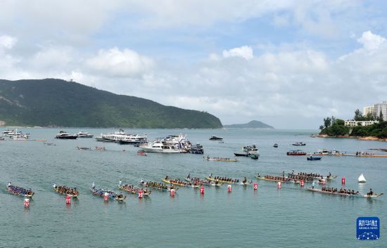 　　6月19日，在香港赤柱举行的国际龙舟锦标赛上，参赛队伍在比赛中。新华社记者 陈铎 摄