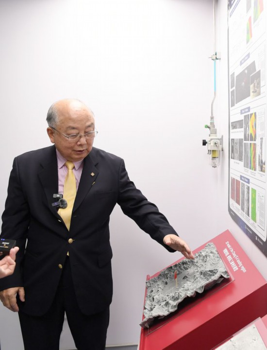 2024年6月15日，香港理工大学深空探测研究中心主任容启亮为记者讲解“嫦娥四号”着陆区三维地形模型。新华社记者 陈铎 摄