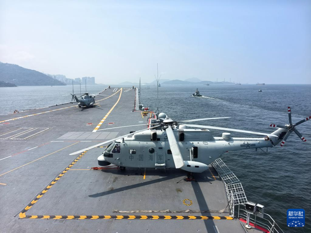 7月7日，锚泊在维多利亚港西锚地的山东舰起锚返航。新华社记者 黎云 摄