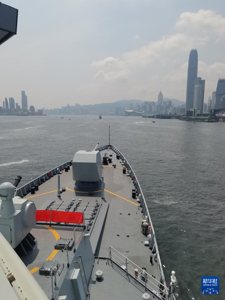 7月7日，湛江舰驶离维多利亚港。新华社发（李唐 摄）