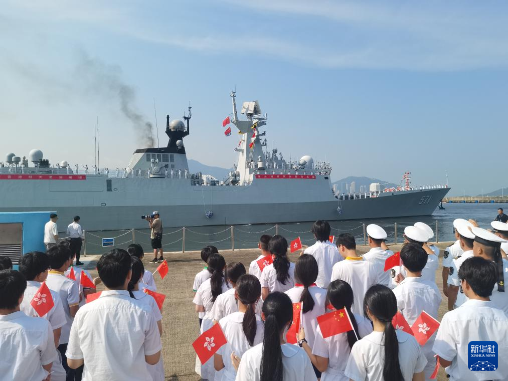 7月7日，运城舰离开昂船洲军营码头，驻香港部队官兵和香港学生代表在码头送行。新华社发（李唐 摄）