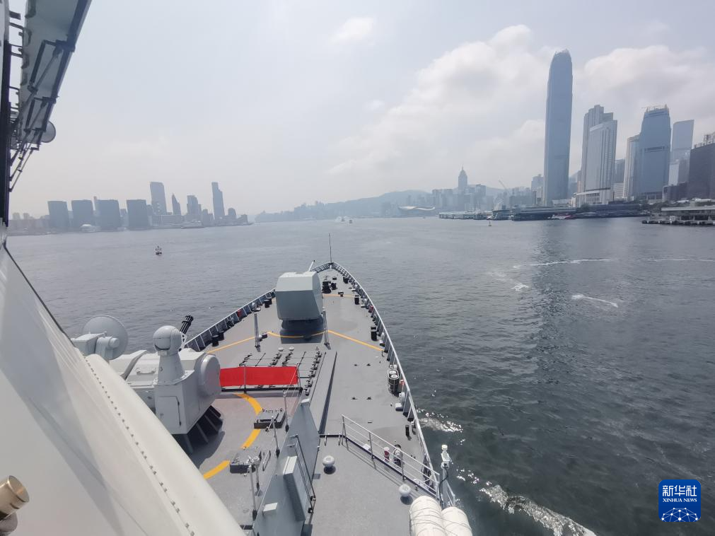 7月7日，湛江舰驶离维多利亚港。新华社发（李唐 摄）