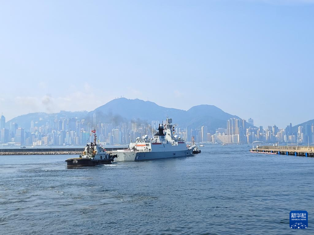 7月7日，运城舰离开昂船洲军营码头。新华社发（冯丽 摄）