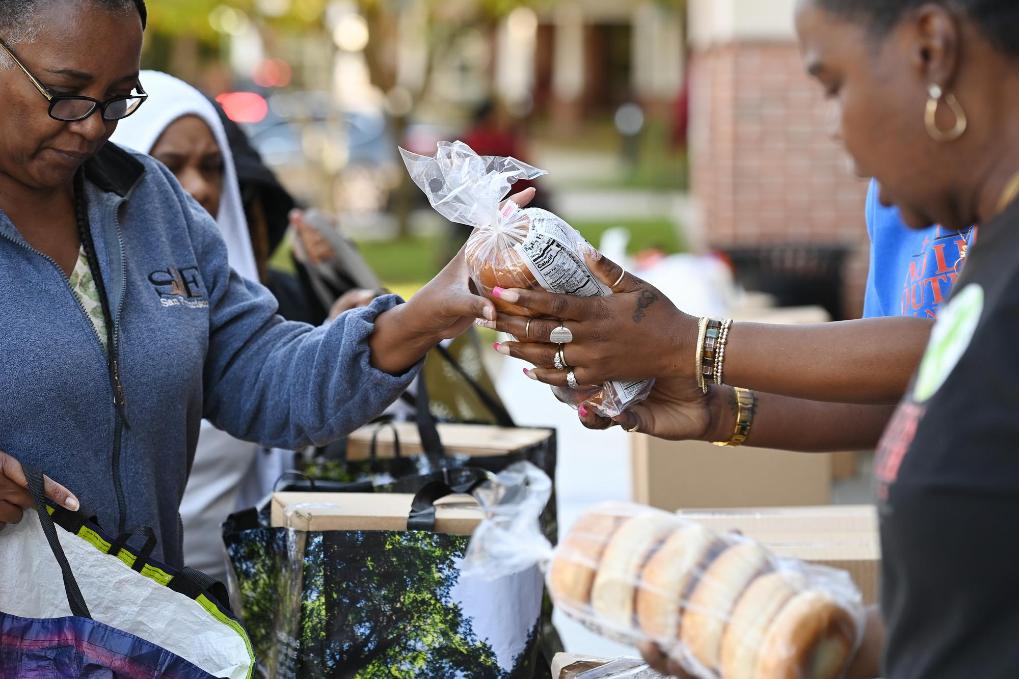 10月21日，在美国马里兰州海厄茨维尔市，联邦雇员领取免费食品。新华社记者李睿摄