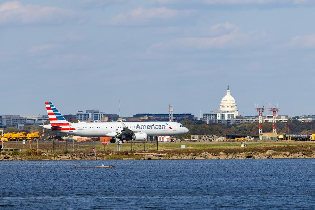 11月1日，一架飞机在美国弗吉尼亚州阿灵顿的里根国家机场滑行。新华社记者胡友松摄