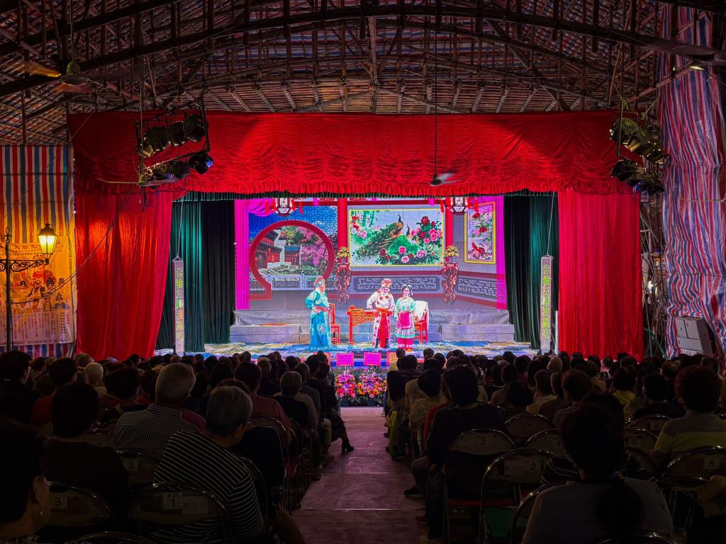 这是2025年4月18日拍摄的贺诞粤剧神功戏。新华社发