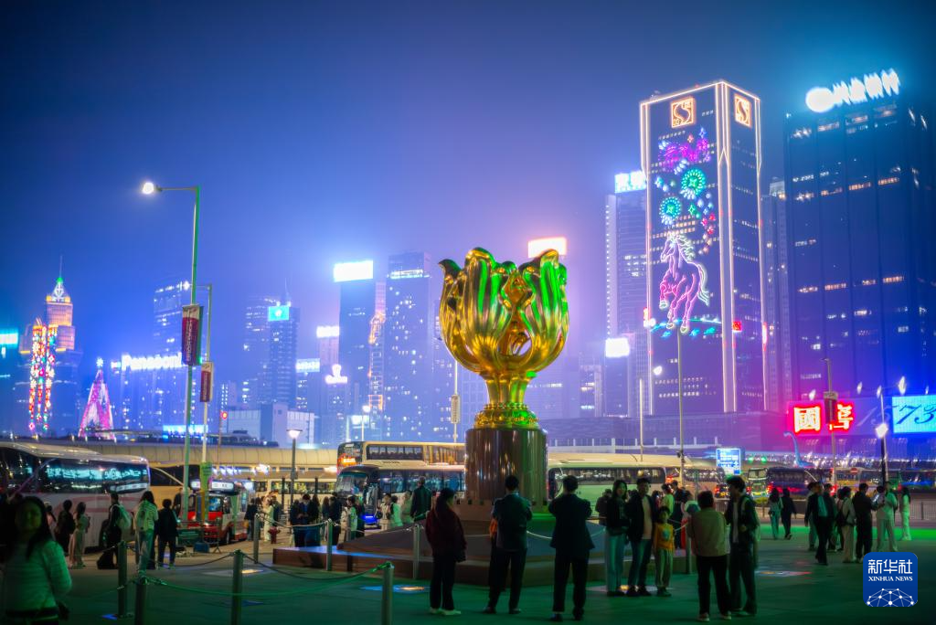 2月20日,游客在香港金紫荆广场游玩。新华社记者 朱炜 摄