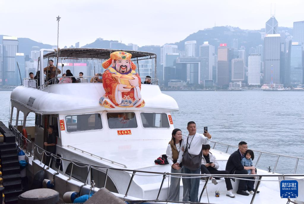 2月17日，游客在香港尖沙咀海滨搭乘游艇。马年春节期间众多内地旅客赴港旅游贺岁。香港特区政府入境事务处数据显示，从15日（腊月二十八）至20日（大年初四），入境香港旅客总数超过116万人次，其中内地旅客逾98万人次，约占84%。新华社记者 陈铎 摄
