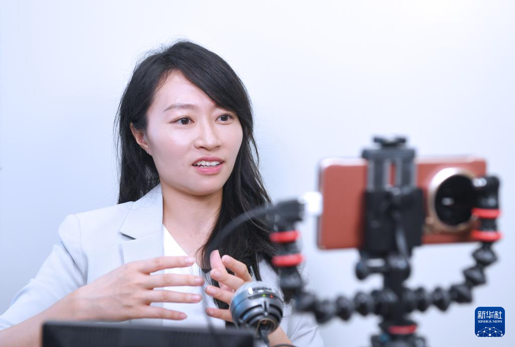 4月20日，陈颖欣在录制自媒体视频。新华社记者 陈铎 摄