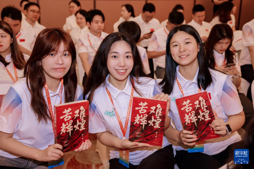 5月11日，港澳青年在江西省瑞金市参加港澳青年重走长征路系列交流活动启动仪式。新华社发