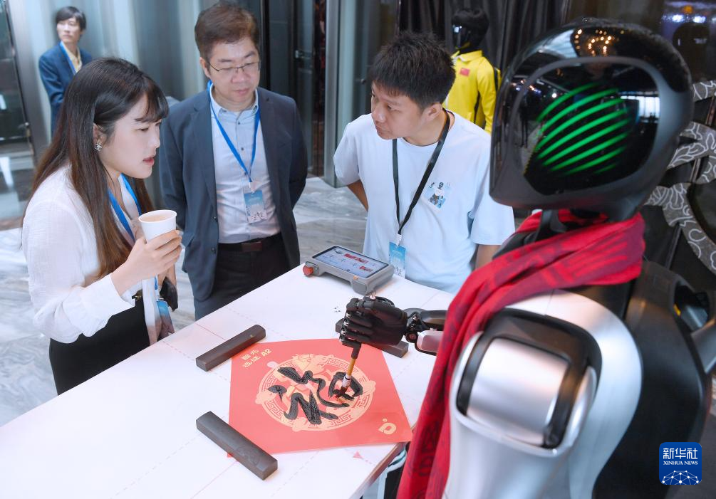 5月12日，一款智元机器人展示书写毛笔字。 新华社记者 陈铎 摄