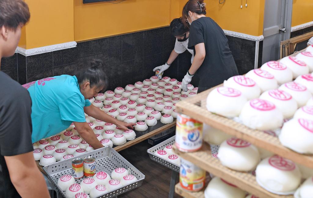 5月18日，香港长洲一家饼店为即将到来的太平清醮活动准备平安包。新华社记者 陈铎 摄
