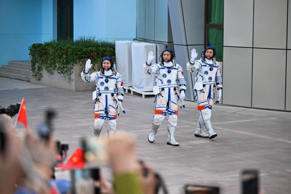 5月24日，神舟二十三号航天员乘组出征仪式在酒泉卫星发射中心问天阁圆梦园广场举行。这是航天员朱杨柱（中）、张志远（右）、黎家盈在出征仪式上。新华社记者 李志鹏 摄